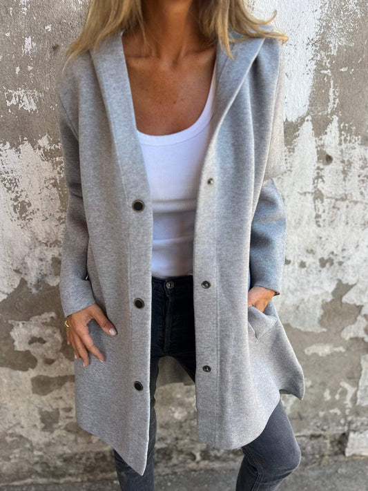 Adriana™ | Lange Strickjacke mit Knöpfen und Kapuze