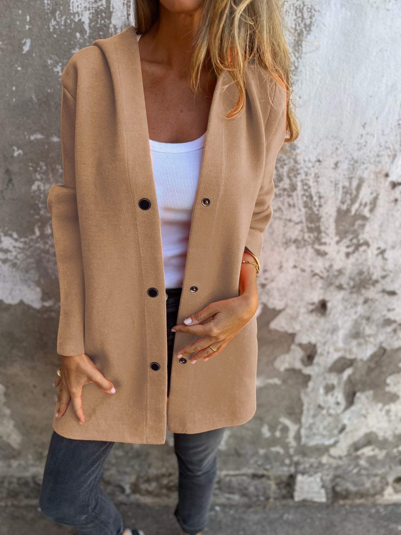 Adriana™ | Lange Strickjacke mit Knöpfen und Kapuze