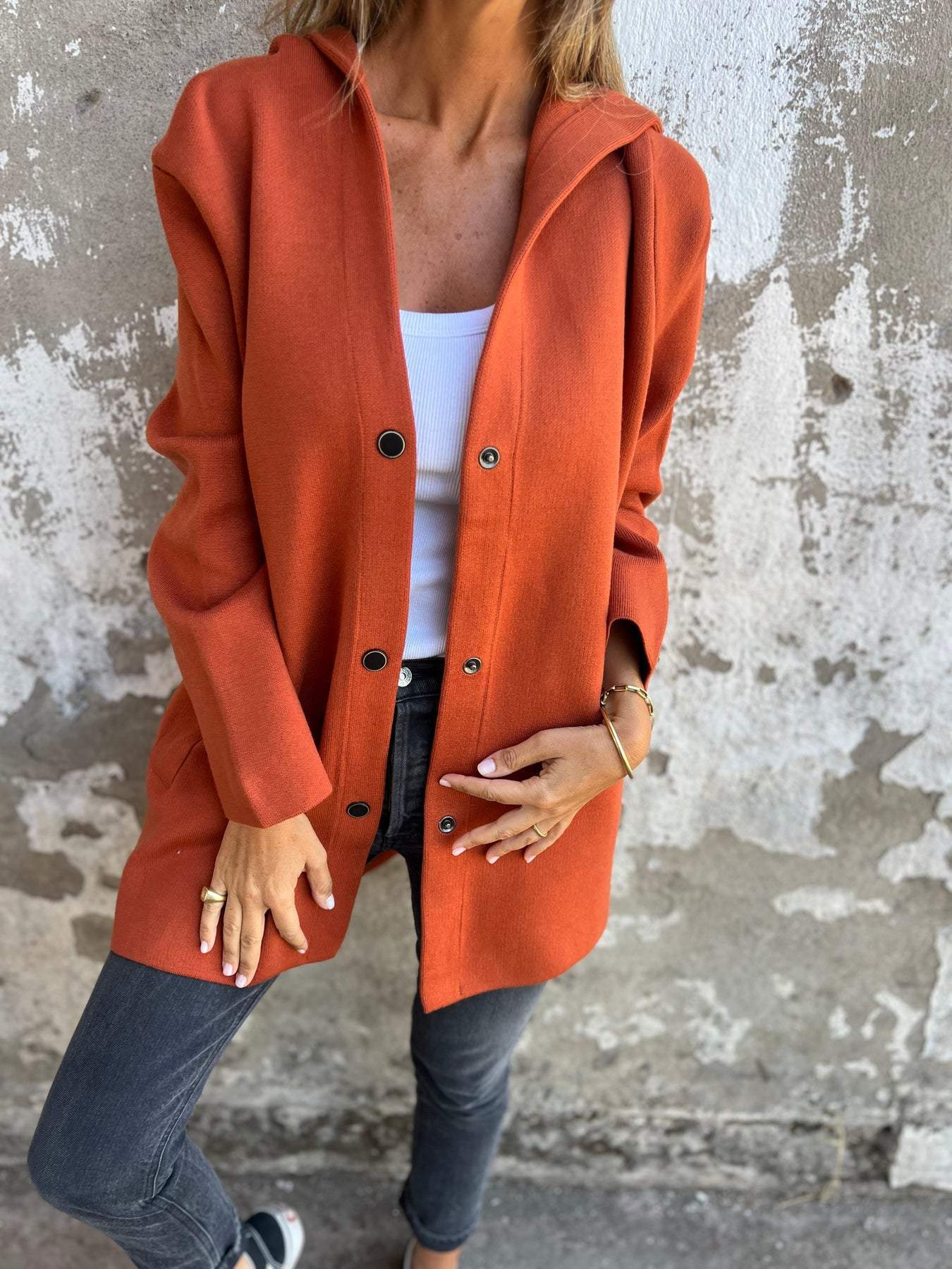 Adriana™ | Lange Strickjacke mit Knöpfen und Kapuze